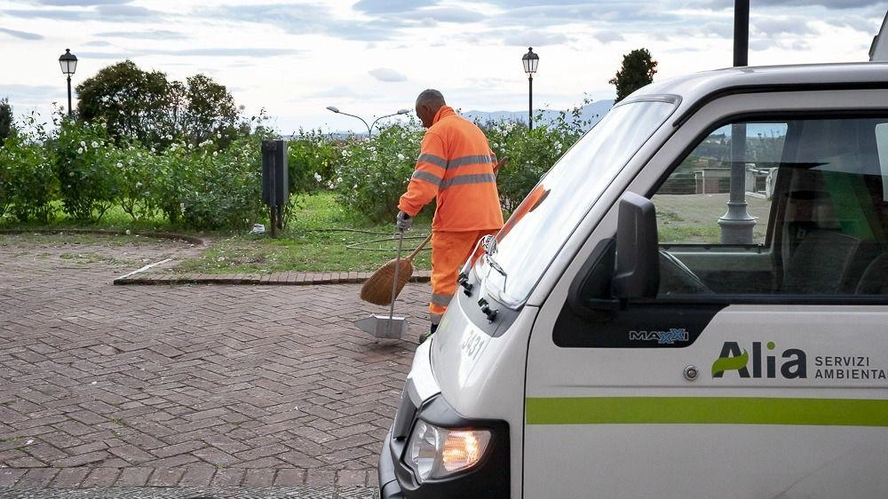 Un operatore di Alia impegnato nello spazzamento manuale Un operatore di Alia impegnato nello spazzamento manuale