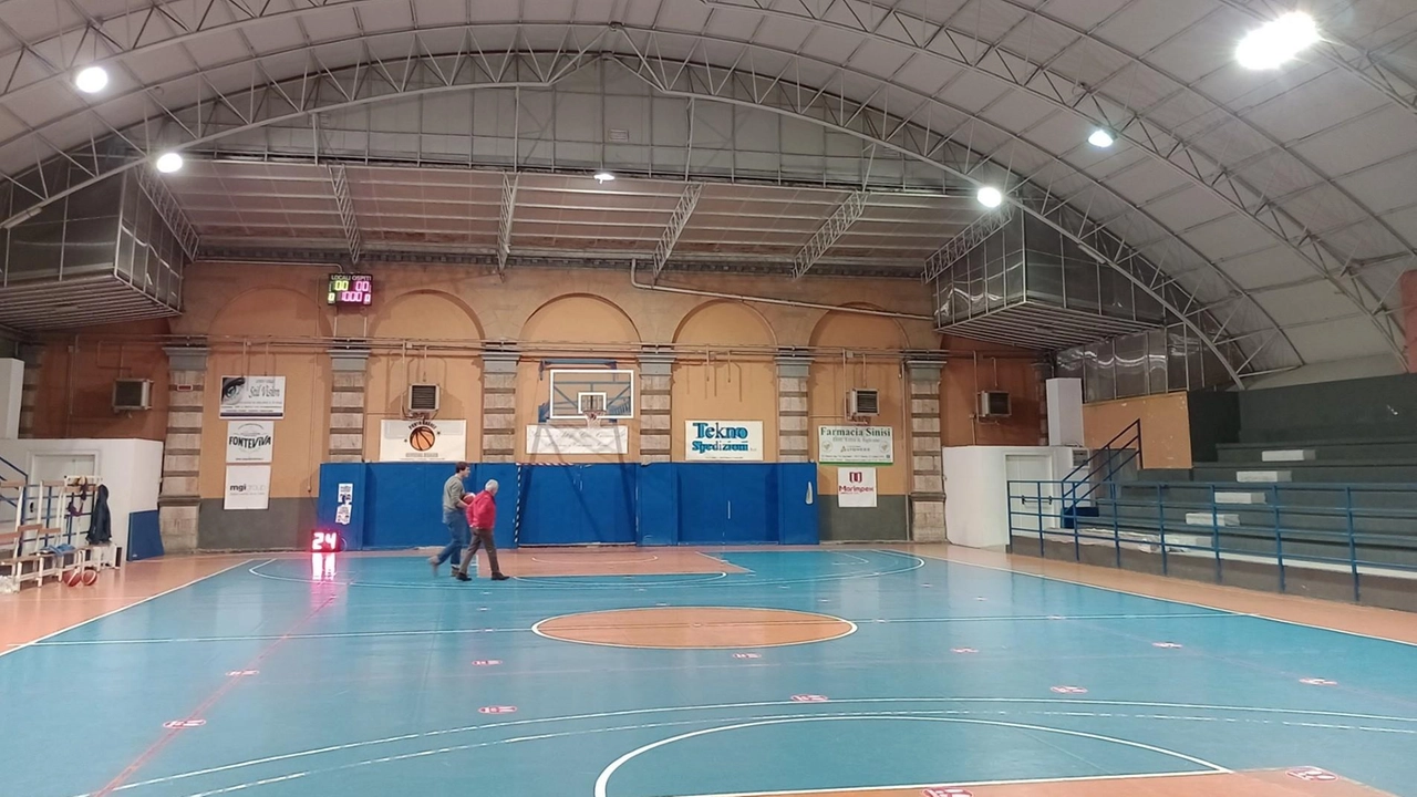 Ingresso vietato agli spettatori alla ex caserma Dogali di centro città Ingresso vietato agli spettatori alla ex caserma Dogali di centro città