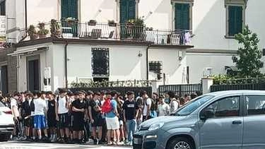 Troppa ressa alla fermata bus e il pullman.. torna indietro. É successo ieri mattina, in piazza Dante Alighieri a Pistoia.... Troppa ressa alla fermata bus e il pullman.. torna indietro. É successo ieri mattina, in piazza Dante Alighieri a Pistoia....