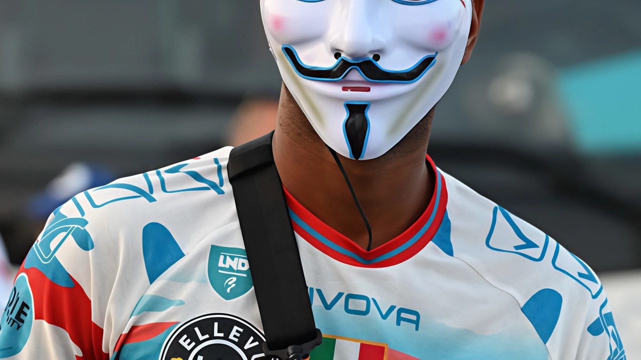 Catarino (Catania) venerdì è sceso in campo in maschera ma è stato espulso alla fine Catarino (Catania) venerdì è sceso in campo in maschera ma è stato espulso alla fine