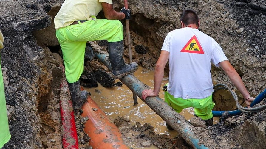 Publiacqua aggiorna sui lavori in via Pistoiese a Prato, promettendo di concluderli in dieci giorni e ripristinare la strada nella primavera 2025 per minimizzare i disagi ai residenti. Publiacqua aggiorna sui lavori in via Pistoiese a Prato, promettendo di concluderli in dieci giorni e ripristinare la strada nella primavera 2025 per minimizzare i disagi ai residenti.