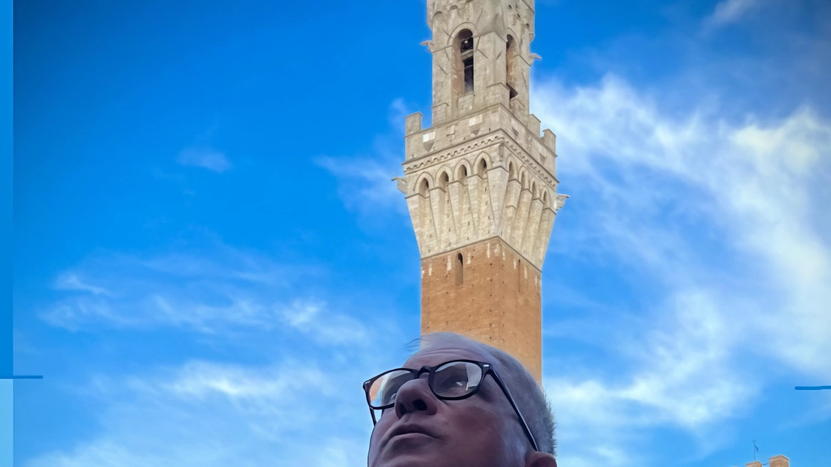 Il mossiere castiglionese Renato Bircolotti all’ombra della Torre del Mangia