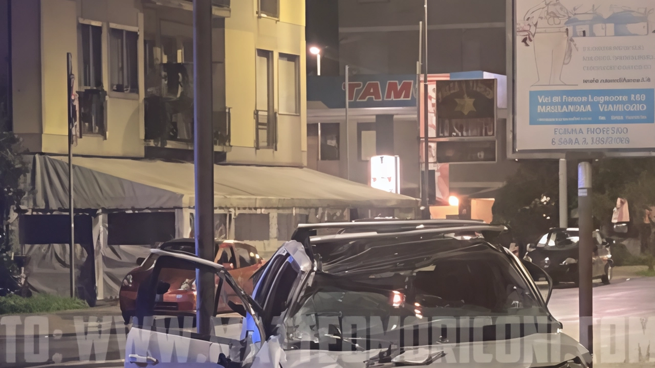 L’utilitaria. distrutta dopo il brutto incidente stradale avvenuto sabato notte in via Marco Polo (Foto Matteo Moriconi) L’utilitaria. distrutta dopo il brutto incidente stradale avvenuto sabato notte in via Marco Polo (Foto Matteo Moriconi)