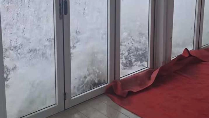 Mareggiate minacciano attività di ristorazione a Marina di Massa. Il bar ristorante 'Il Chiosco' costretto a chiudere per l'ingresso del mare. Richiesta di protezione respinta dal Comune. Mareggiate minacciano attività di ristorazione a Marina di Massa. Il bar ristorante 'Il Chiosco' costretto a chiudere per l'ingresso del mare. Richiesta di protezione respinta dal Comune.