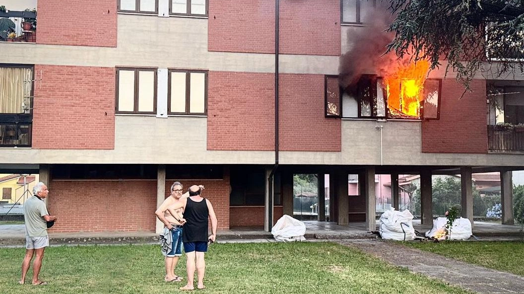 Appartamento in fiamme. Terrore nel condominio