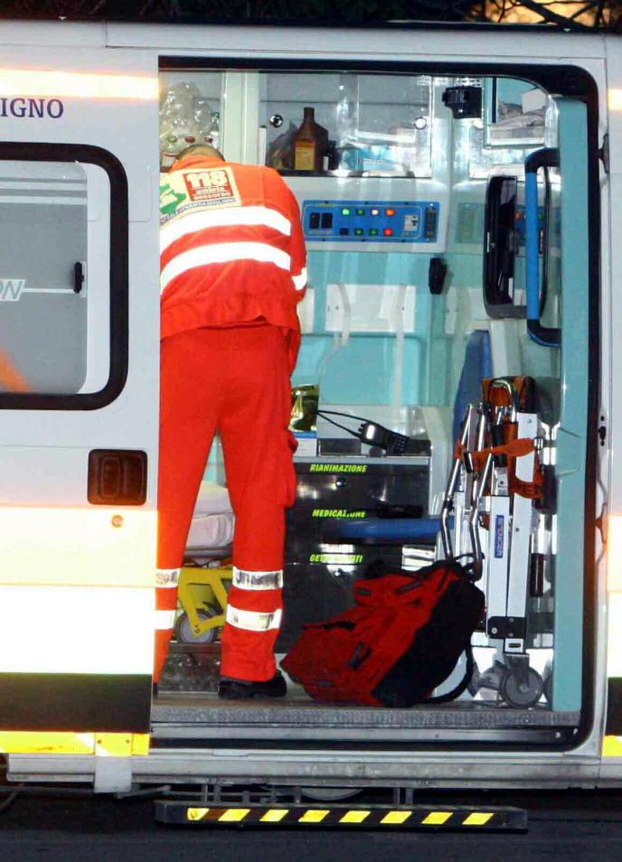 Finisce con lo scooter in un fossato, grave 43enne schiacciata dal motorino Finisce con lo scooter in un fossato, grave 43enne schiacciata dal motorino