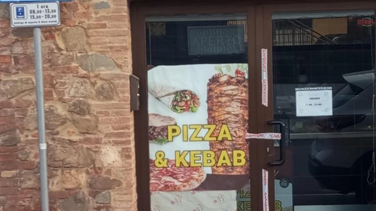 Il kebab in via Mazzini teatro della rapina finita nel sangue: negozio sigillato dai carabinieri