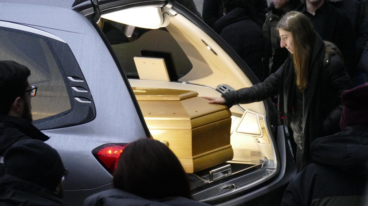 In alto il funerale di Vincenzo Martinelli a Prato. A sinistra l’autista morto a Calenzano e accanto Carmelo Corso In alto il funerale di Vincenzo Martinelli a Prato. A sinistra l’autista morto a Calenzano e accanto Carmelo Corso
