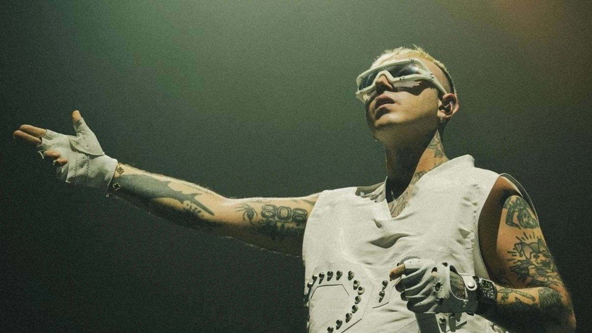 Lunedì sera il concerto dove il palco è un disco di diamante. Il rapper: "Scenario post apocalittico" Lunedì sera il concerto dove il palco è un disco di diamante. Il rapper: "Scenario post apocalittico"