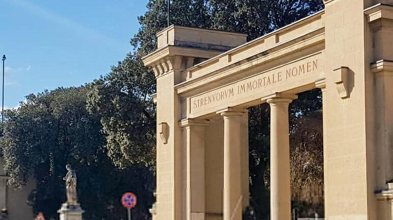 Le indagini della polizia di Foligno Il giovane avrebbe violato più volte il divieto di avvicinamento alla donna