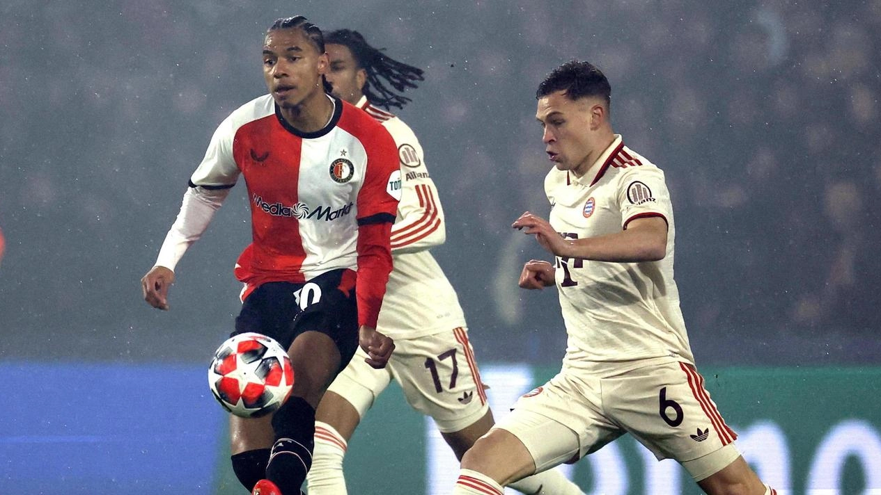 Stengs con la maglia del Feyenoord in Champions League contro il Bayern Monaco Stengs con la maglia del Feyenoord in Champions League contro il Bayern Monaco