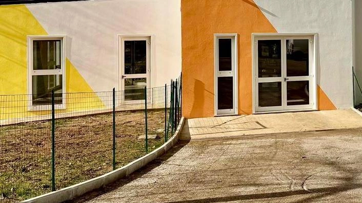 La nuova scuola dell’infanzia realizzata a Calzolaro e, nel riquadro, il sindaco di Umbertide Luca Carizia La nuova scuola dell’infanzia realizzata a Calzolaro e, nel riquadro, il sindaco di Umbertide Luca Carizia