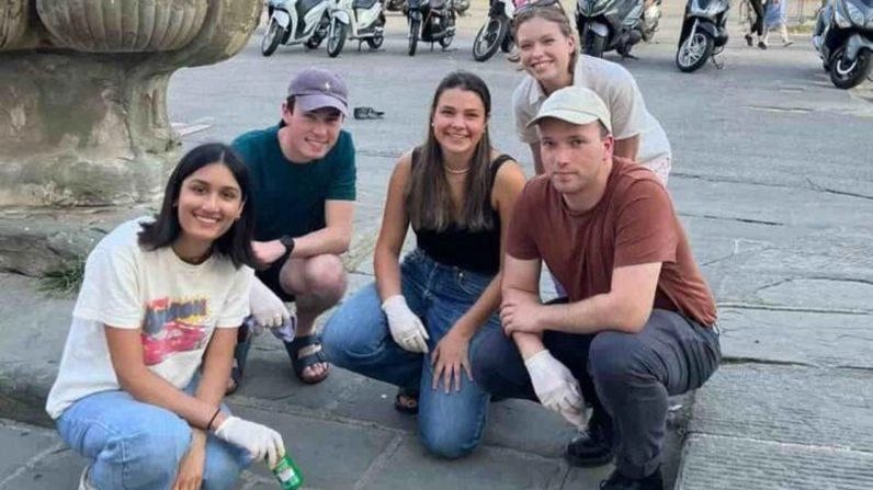 Giovani e “pietre d’inciampo“ in piazza del Duomo a Prato