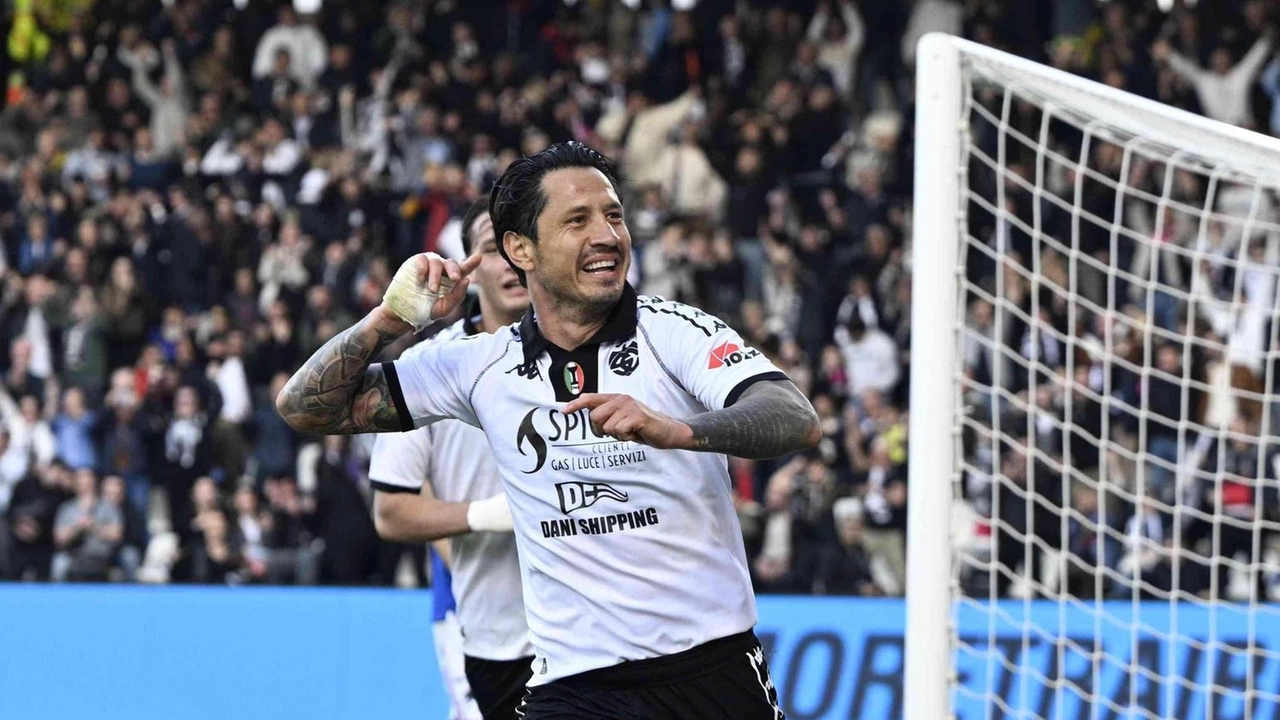 Gianluca Lapadula grande protagonista della netta vittoria dello Spezia sulla Sampdoria, decisa da una doppietta dell’attaccante italo-peruviano