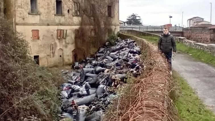 Le centinaia di sacchi neri pieni di scarti tessili che sono stati abbandonati a ridosso di Villa Baldi