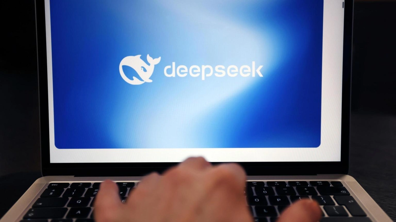 L'Autorità indaga su DeepSeek per mancanza di chiarezza sui rischi di 'allucinazioni' nei modelli di IA. L'Autorità indaga su DeepSeek per mancanza di chiarezza sui rischi di 'allucinazioni' nei modelli di IA.