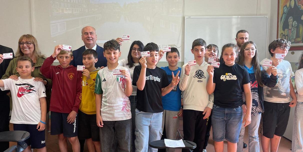 https://www.lanazione.it/image-service/view/acePublic/alias/contentid/YTMxMjM3MTgtYjU2Ni00/0/internauti-promossi-con-il-patentino-corecom-premia-oltre-200-studenti-a-lezione-per-imparare-a-usare-la-rete.jpeg