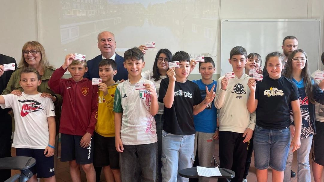Il presidente del Corecom Marco Meacci durante la consegna del patentino digitale agli studenti delle scuole aretine Il presidente del Corecom Marco Meacci durante la consegna del patentino digitale agli studenti delle scuole aretine
