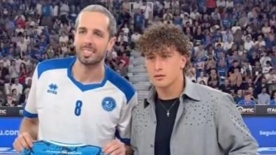 Salvatore Esposito col capitano della Pallacanestro. Brescia Amedeo Della Valle