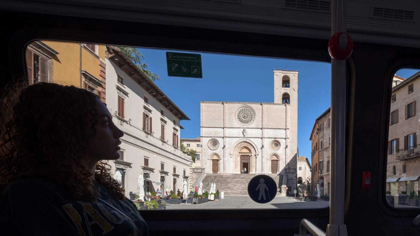 L'amministrazione comunale di Todi ha introdotto un servizio di bus gratuiti per il centro storico, in risposta alle richieste dei residenti. Le linee urbane A ed E offrono collegamenti frequenti, incoraggiando l'uso del trasporto pubblico e la riduzione del traffico in città.
