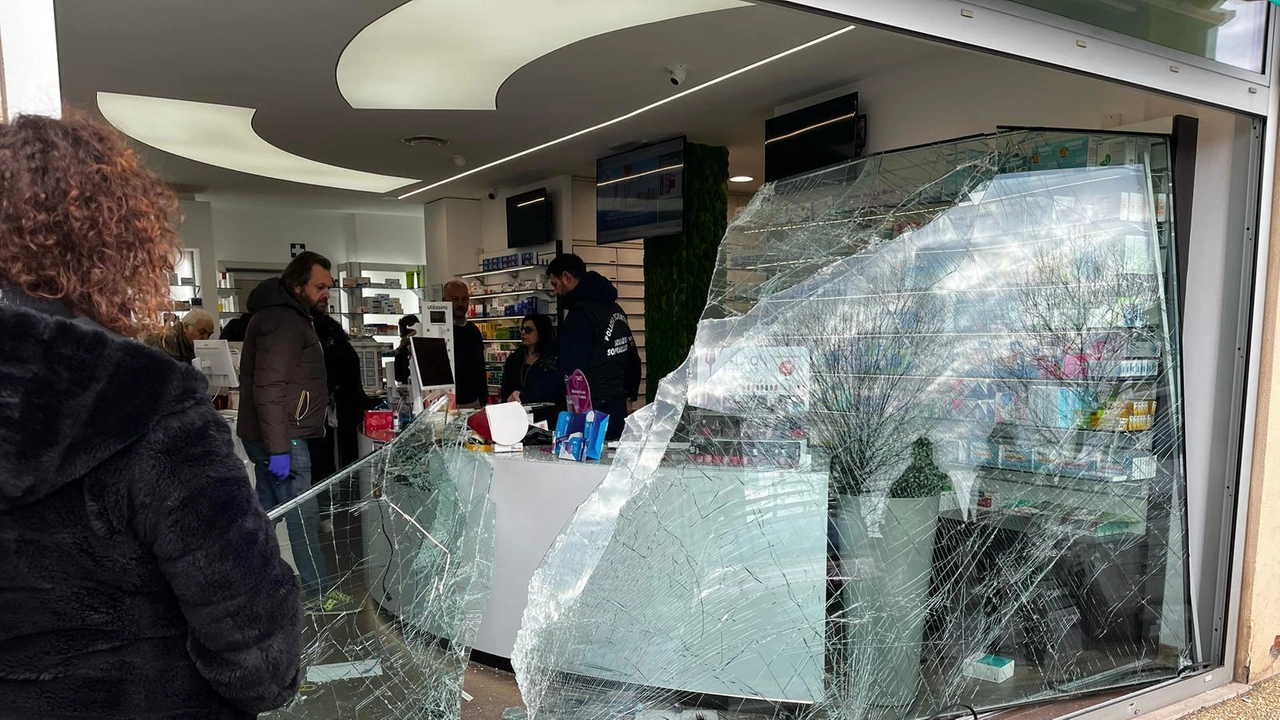 Via Battelli, danni e colpo da mille euro alla cassa . Al setaccio le telecamere della struttura comunale. Via Battelli, danni e colpo da mille euro alla cassa . Al setaccio le telecamere della struttura comunale.