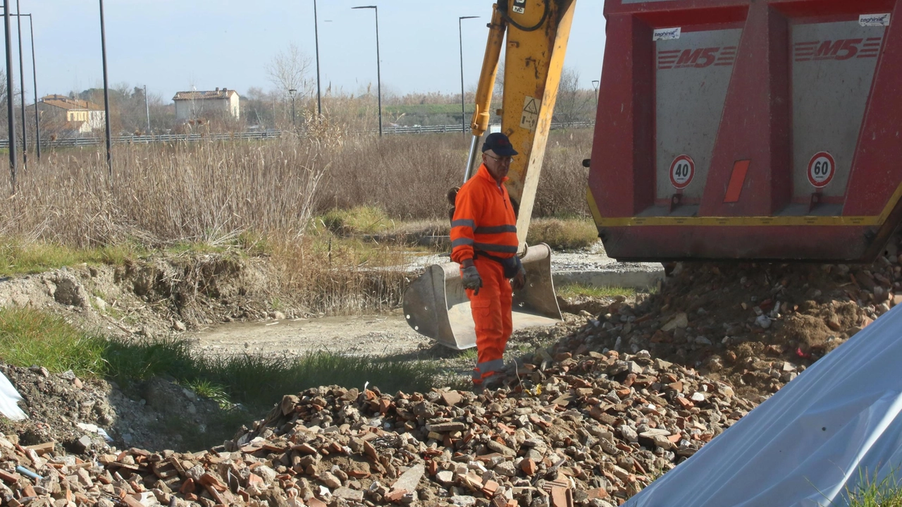 I terreni del Green park di Pontedera dove ormai da tempo è attesa la rimozione completa del Keu (foto d’archivio) I terreni del Green park di Pontedera dove ormai da tempo è attesa la rimozione completa del Keu (foto d’archivio)