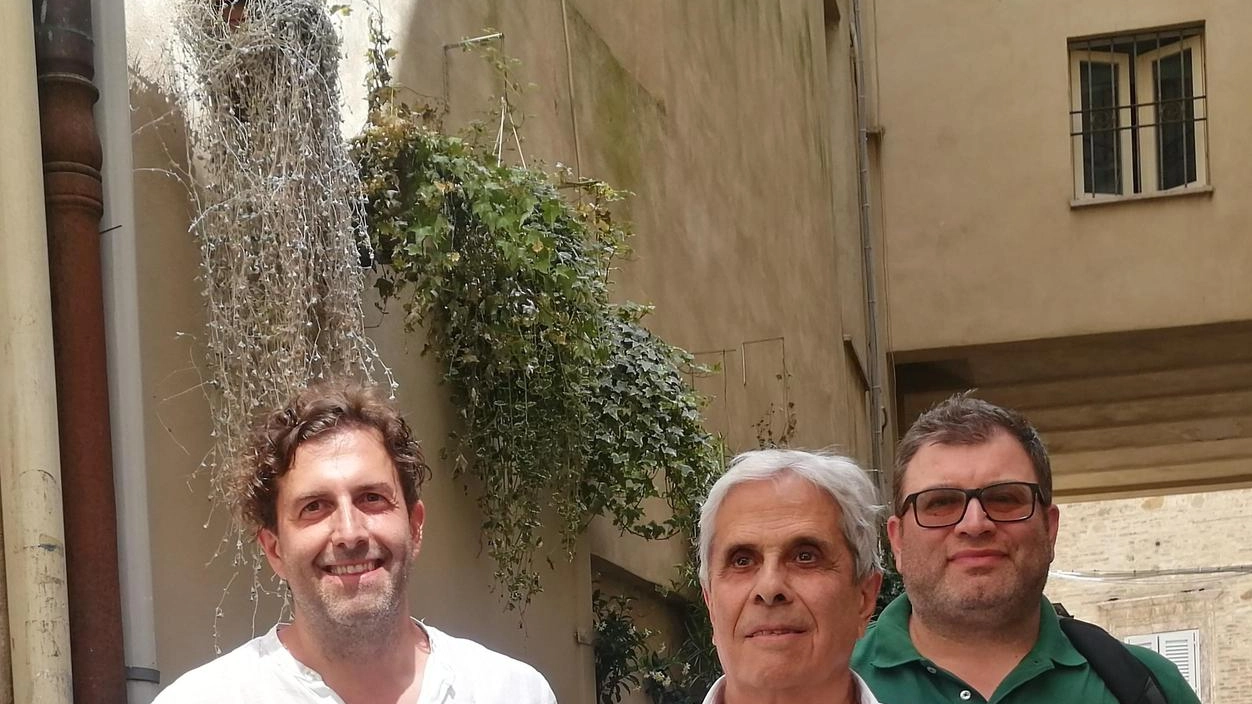 Gli organizzatori del festival; a lato Baricco e Paolini Gli organizzatori del festival; a lato Baricco e Paolini