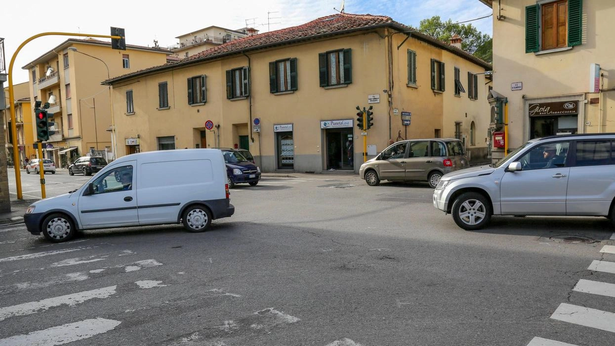 La rotatoria che dovrebbe nascere intorno al distributore dell’Agip tra via Poccianti, via delle Bagnese e via di Scandicci, è cruciale per la mobilità nella zona La rotatoria che dovrebbe nascere intorno al distributore dell’Agip tra via Poccianti, via delle Bagnese e via di Scandicci, è cruciale per la mobilità nella zona