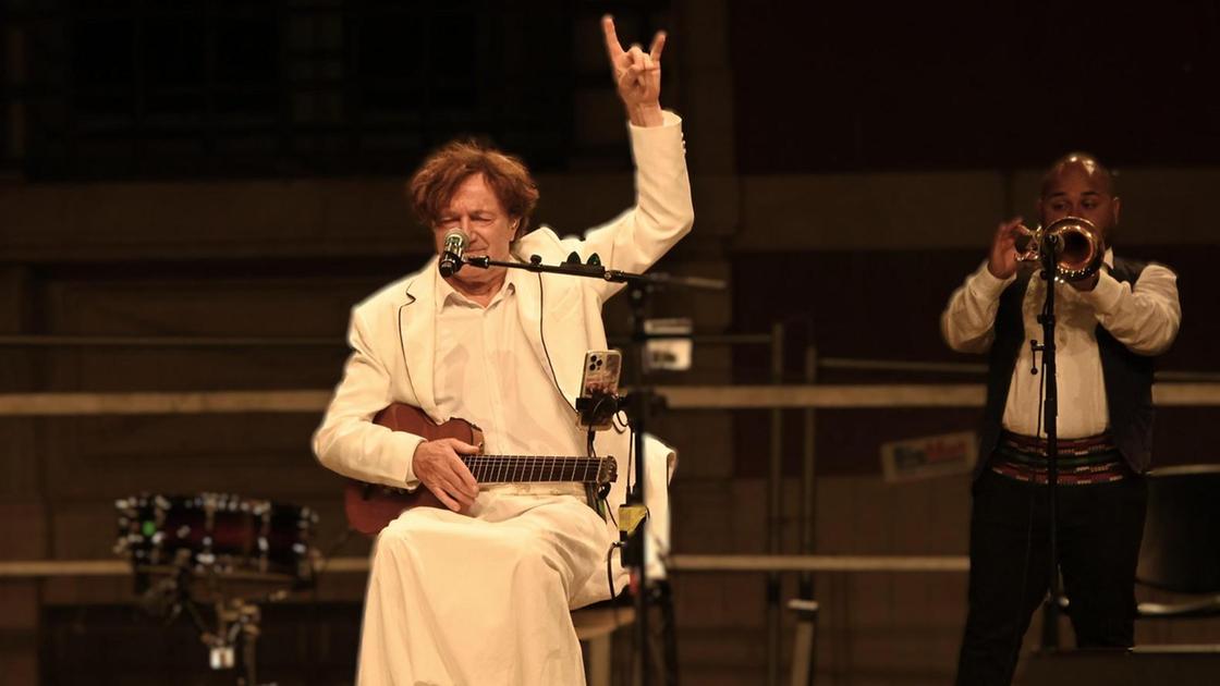 https://www.lanazione.it/image-service/view/acePublic/alias/contentid/YTMyYTQ1NTctYmNmYy00/0/bregovic-accende-la-piazza-successo-del-concerto-del-musicista-bosniaco-tra-matrimoni-e-funerali.jpeg?f=16:9&w=1200&h=630