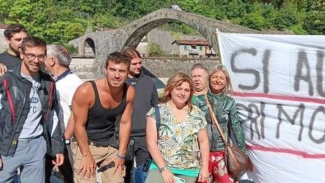 Un momento del flash mob andato in scena ieri al Ponte del Diavolo Un momento del flash mob andato in scena ieri al Ponte del Diavolo