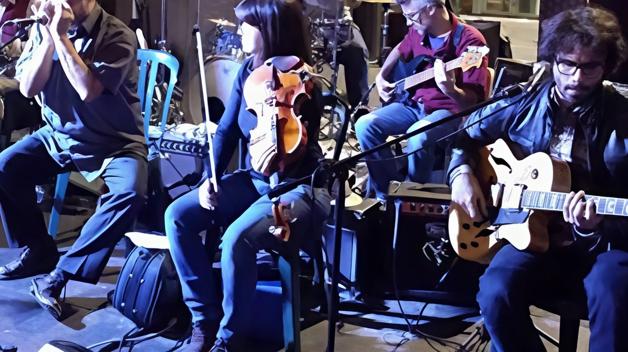 Oggi a Roccastrada alle terrazze panoramiche del Collese si terrà il concerto "Fabrizio Berti Jug Band blues", con Fabrizio Berti... Oggi a Roccastrada alle terrazze panoramiche del Collese si terrà il concerto "Fabrizio Berti Jug Band blues", con Fabrizio Berti...