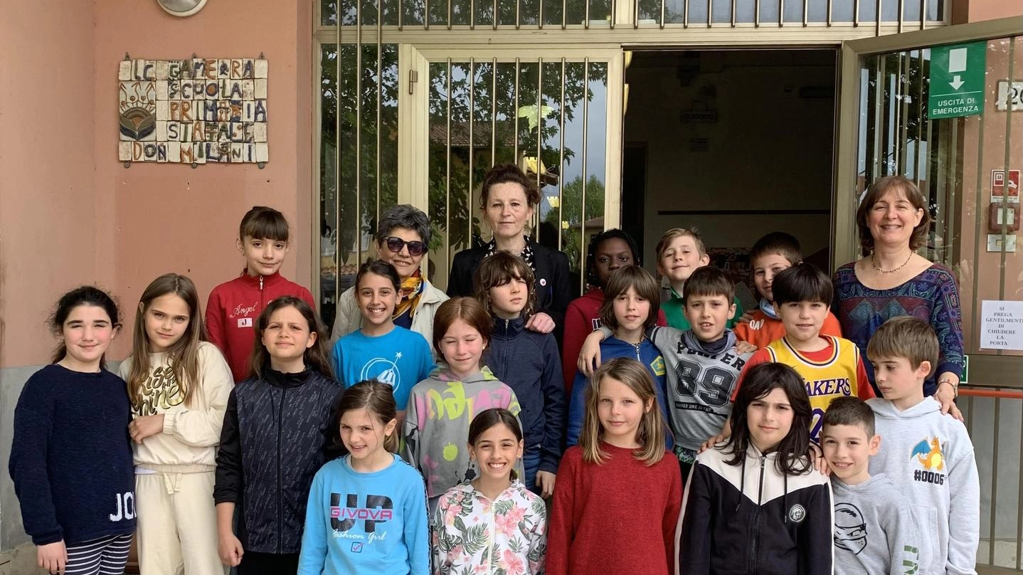 La redazione della classe IV scuola primaria Don Milani di Pisa è composta da venti studenti e sette insegnanti tutor, coordinati dalla dirigente Oriana Carella.