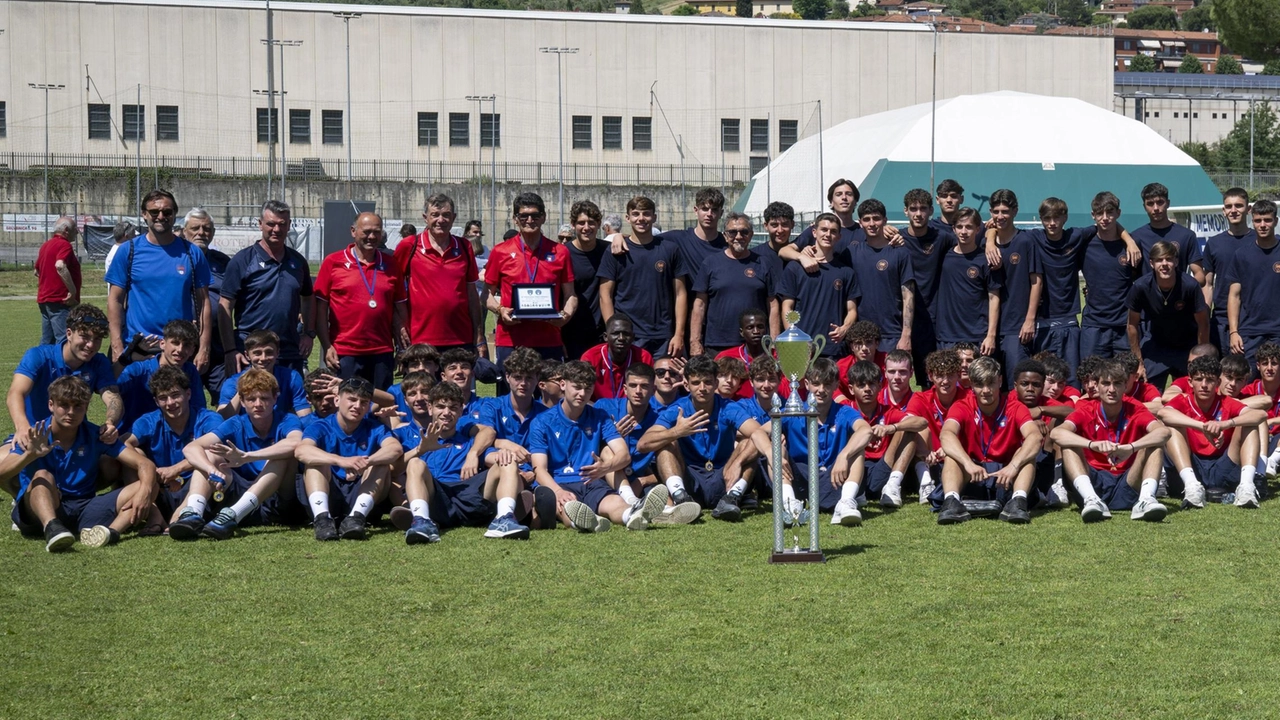 Tutti i ragazzi che hanno partecipato alla manifestazione in mezzo al campo con i loro allenatori Tutti i ragazzi che hanno partecipato alla manifestazione in mezzo al campo con i loro allenatori
