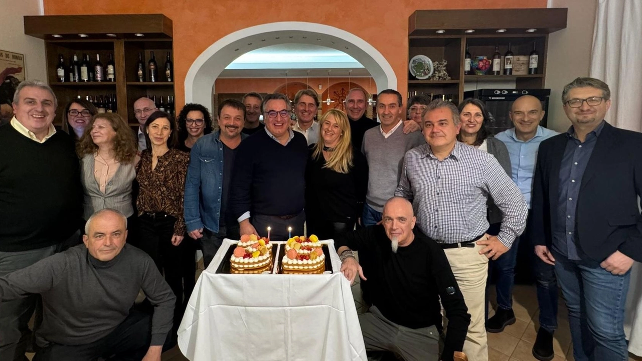 Rimpatriata emozionante per ex compagni di scuola dopo 35 anni dal diploma di maturità. Riunione al ristorante El Caracol a Mulazzo per festeggiare insieme i bei ricordi.