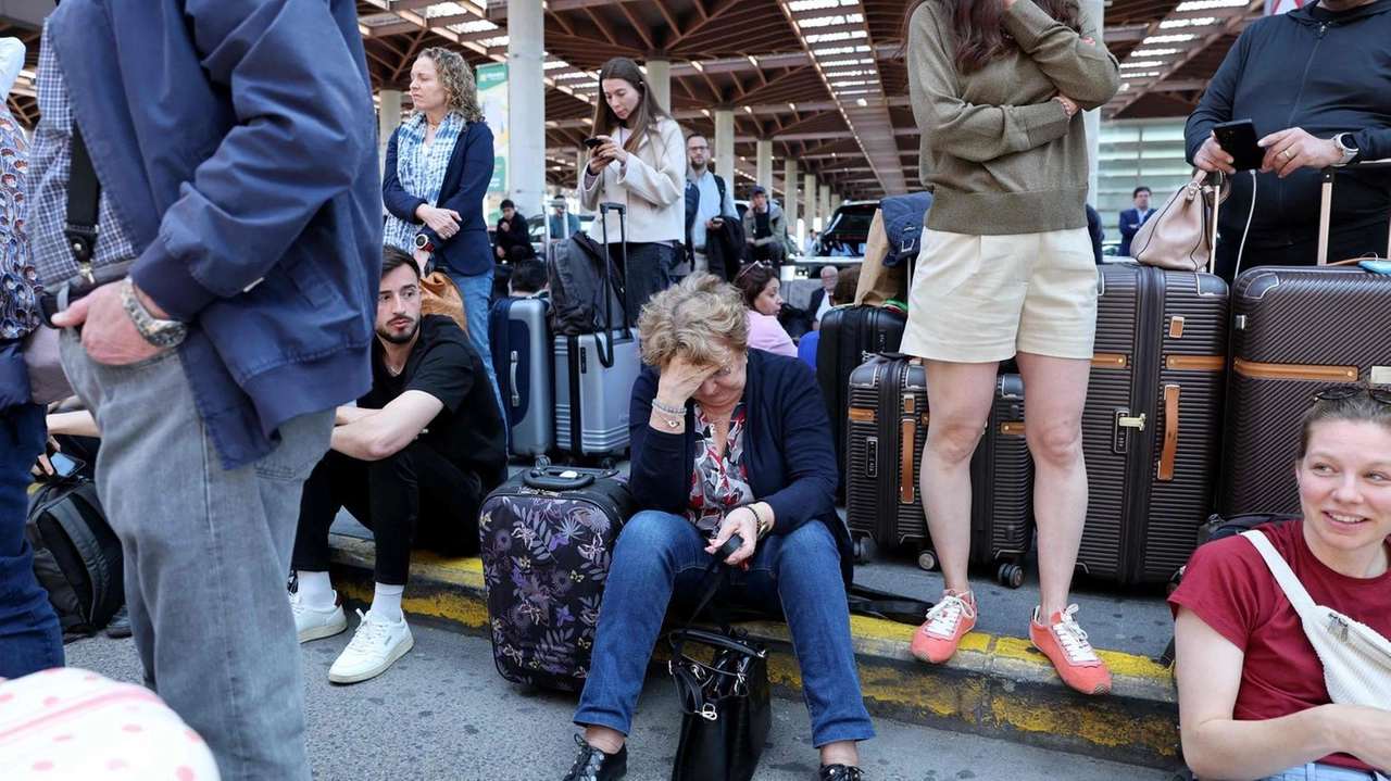 Nella foto a fianco la disperazione delle persone fuori dalla stazione di Madrid a seguito del black out che ha bloccato il Paese Alcune zone sono rimaste completamente isolate, in altre la situazione era migliore