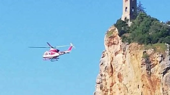 Un momento delle ricerche dell'uomo scomparso a Caprona con l'elicottero dei vigili del fuoco (Foto Linda Pierini) Un momento delle ricerche dell'uomo scomparso a Caprona con l'elicottero dei vigili del fuoco (Foto Linda Pierini)