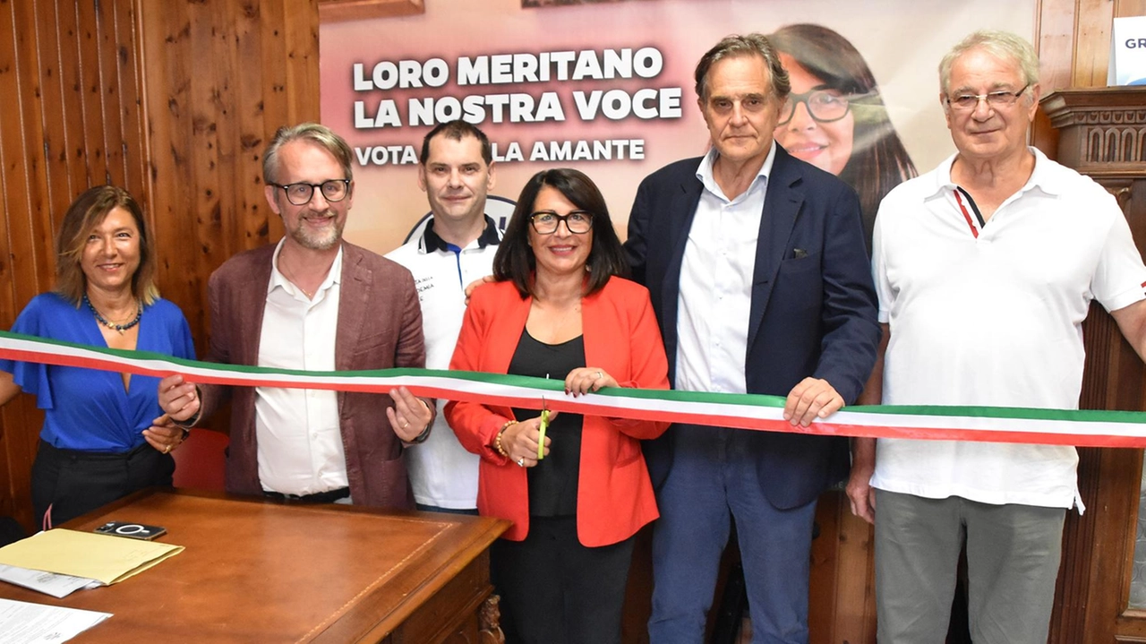Il momento del simbolico taglio del nastro per l’inaugurazione della sede seguita dalla presentazione dei candidati