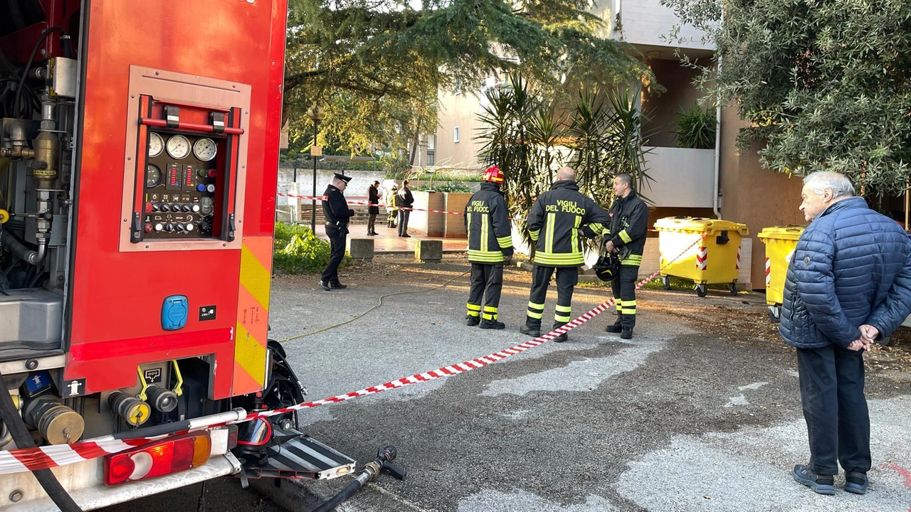 Vigili del fuoco e agenti di polizia sul luogo della tragedia, una palazzina a due piani in via XX Settembre (Pianetafoto) Vigili del fuoco e agenti di polizia sul luogo della tragedia, una palazzina a due piani in via XX Settembre (Pianetafoto)
