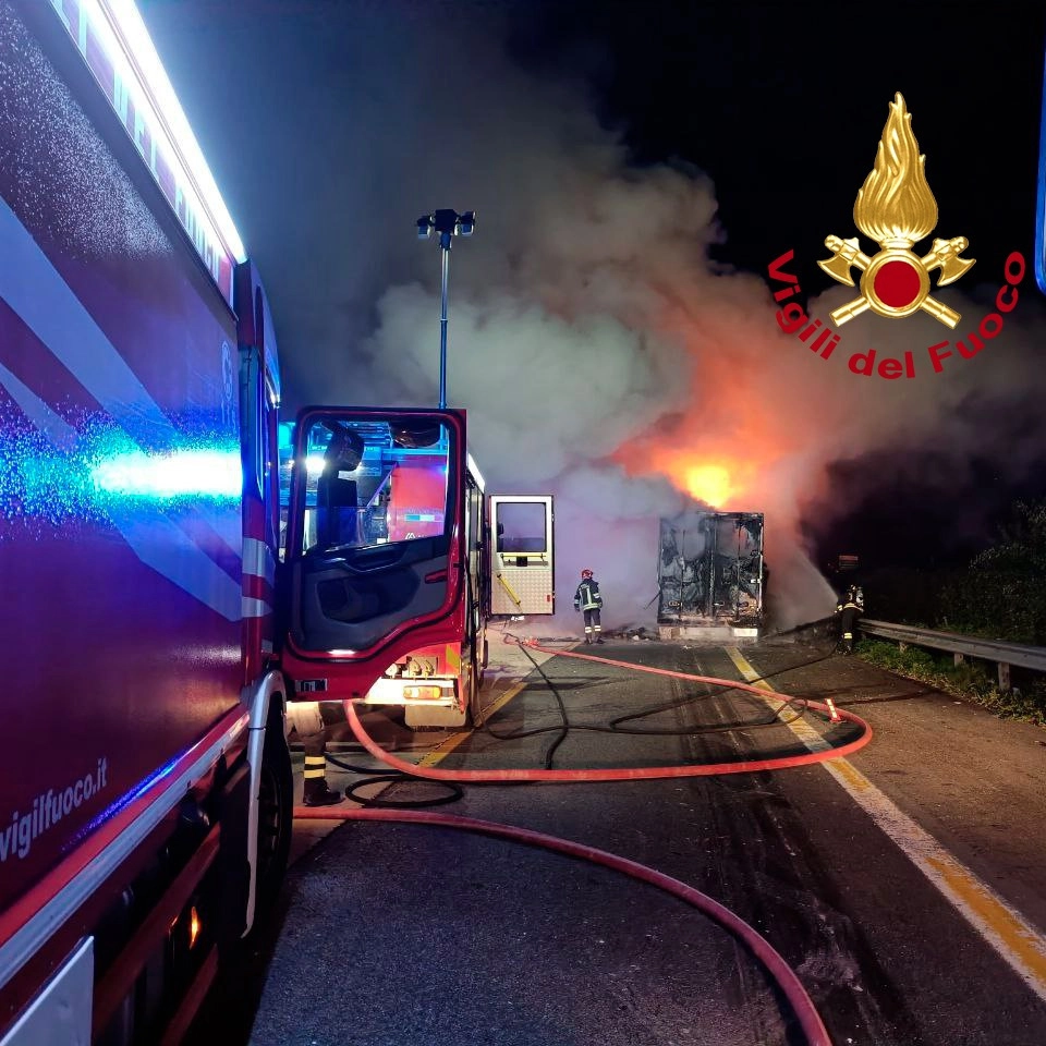 L'incendio del camion in A1 (foto vigili del fuoco)