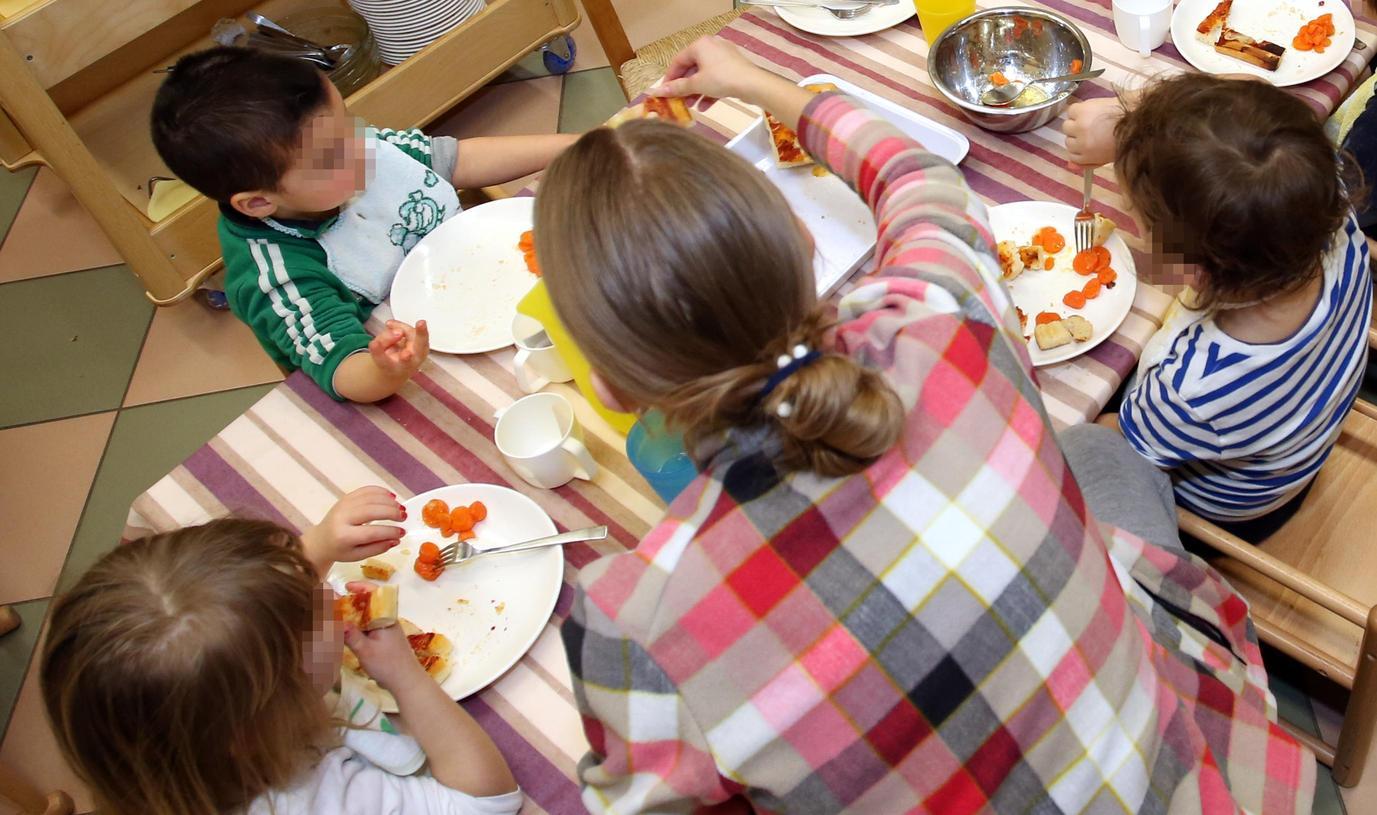 Aumento mensa, mamme infuriate. Il Comune: "Sistema più equo" Aumento mensa, mamme infuriate. Il Comune: "Sistema più equo"