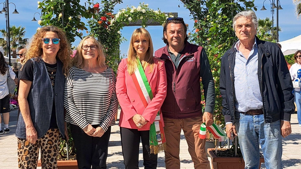 Il vice sindaco e assessora agli eventi e alle attività produttive Francesca Bresciani (al centro) al taglio del nastro della fiera in piazza XXIV Maggio Il vice sindaco e assessora agli eventi e alle attività produttive Francesca Bresciani (al centro) al taglio del nastro della fiera in piazza XXIV Maggio
