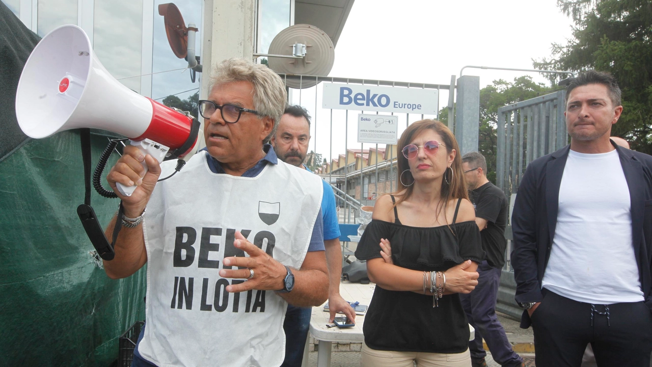 Una manifestazione di protesta dei lavoratori dello stabilimento Beko di Siena (foto Paolo Lazzeroni)