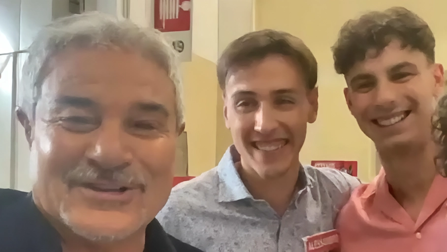 Pino Insegno insieme ai tre giocatori della Galcianese Pino Insegno insieme ai tre giocatori della Galcianese