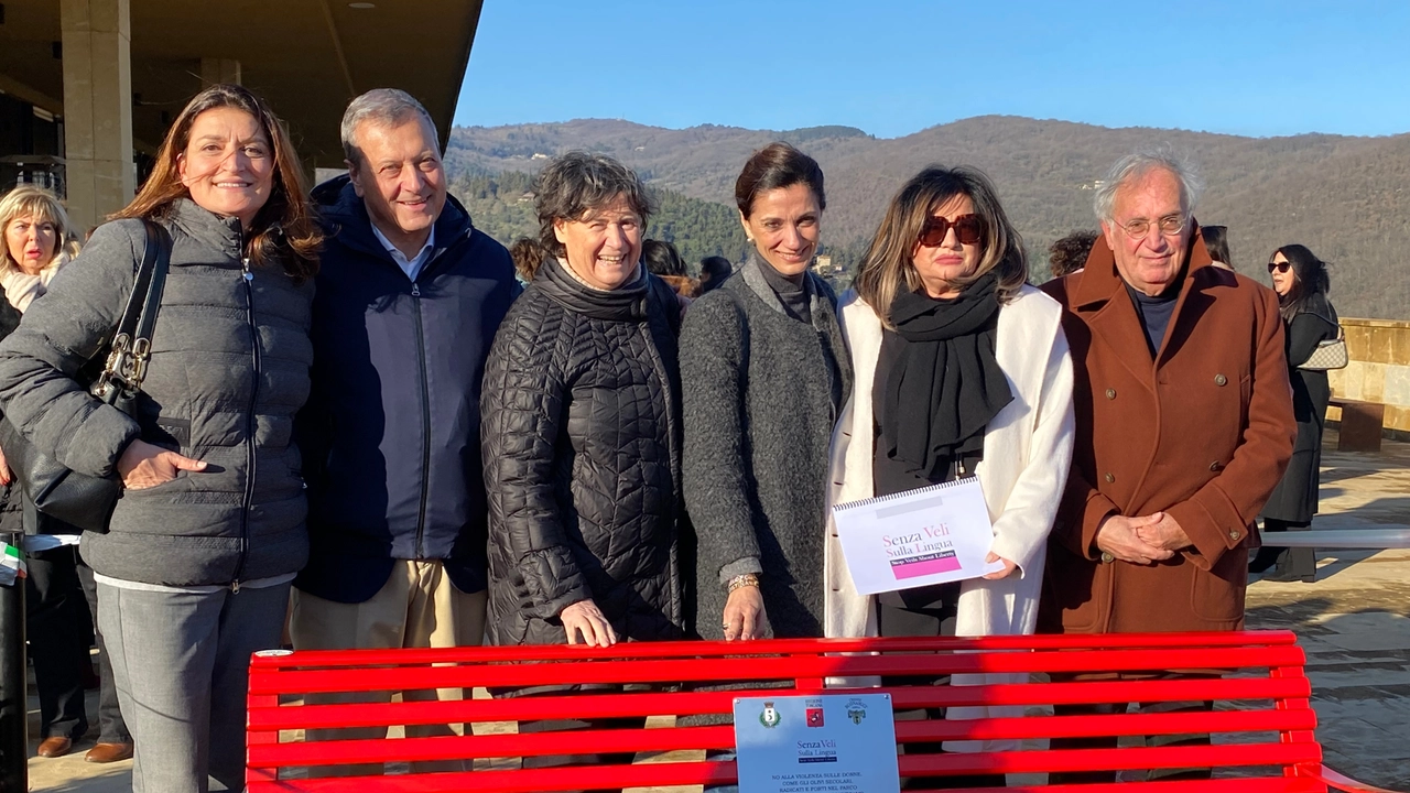 Fiesole inaugura la prima panchina rossa in area privata per dire no alla violenza sulle donne Fiesole inaugura la prima panchina rossa in area privata per dire no alla violenza sulle donne