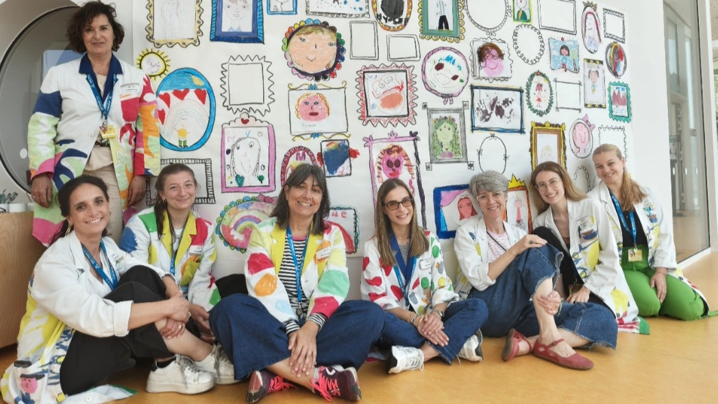 Le docenti davanti alla grande “foto di classe”