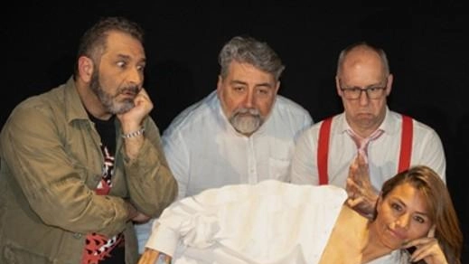 Una scena dello spettacolo «Uomini su una crisi di nervi» che la compagnia di Castelnuovo Gat Teatro porterà il 12 settembre al castello di Coiano Una scena dello spettacolo «Uomini su una crisi di nervi» che la compagnia di Castelnuovo Gat Teatro porterà il 12 settembre al castello di Coiano