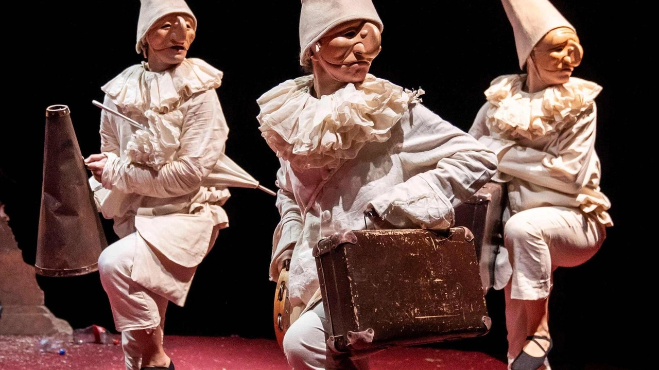 Si inaugura domani la rassegna. MetRagazzi: il Metastasio ospiterà la prima nazionale di Arlecchino, spettacolo di Zaches Teatro. Con tre Pulcinella Si inaugura domani la rassegna. MetRagazzi: il Metastasio ospiterà la prima nazionale di Arlecchino, spettacolo di Zaches Teatro. Con tre Pulcinella