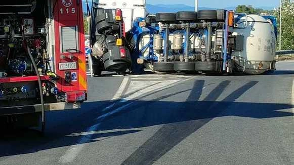 L’incidente si è verificato nel tratto compreso tra lo svincolo di Gello e lo svincolo Pontedera Ovest-Ponsacco ieri pomeriggio