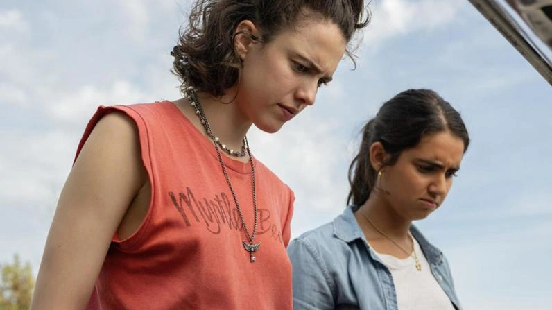 Una scena di Drive – away dolls, il film. di Ethan Coen, la storia di. una coppia di donne che si amano, ma a fasi alterne: al Cinema Pecci giovedì 10 aprile