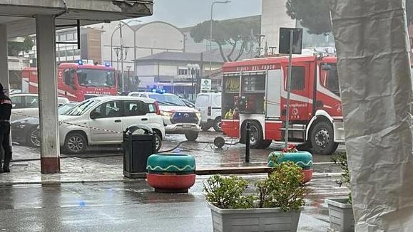 Vasto incendio nel negozio divampato da un faretto caduto dalla vetrina . La titolare: "E’ tutto distrutto, il fumo ha danneggiato l’intera merce" .